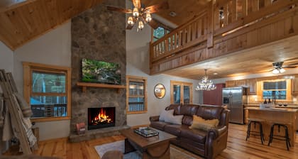 6-Acre Mountain Cabin • Hot Tub • Views • Fire Pit