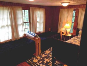 3 bedrooms, desk, WiFi, bed sheets