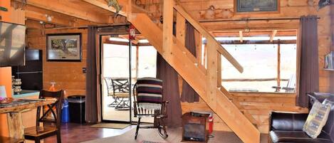 テレビ、暖炉、書庫