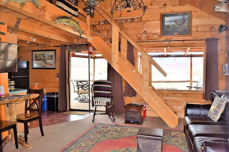 TV, fireplace, books. Red Desert's Big Horn Log Cabin, close to Arches and Canyonlands National Parks.