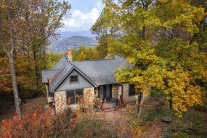 Exterior - Modern Home with Mountain Views, Hot tub, Pool Table, and Gourmet Kitchen. (Tryon)