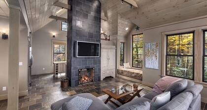 Modern Home with Mountain Views, Hot tub, Pool Table, and Gourmet Kitchen.