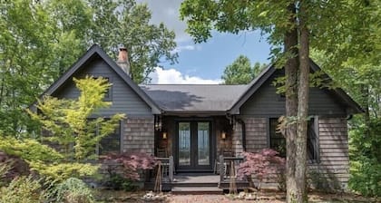 Modern Home with Mountain Views, Hot tub, Pool Table, and Gourmet Kitchen.