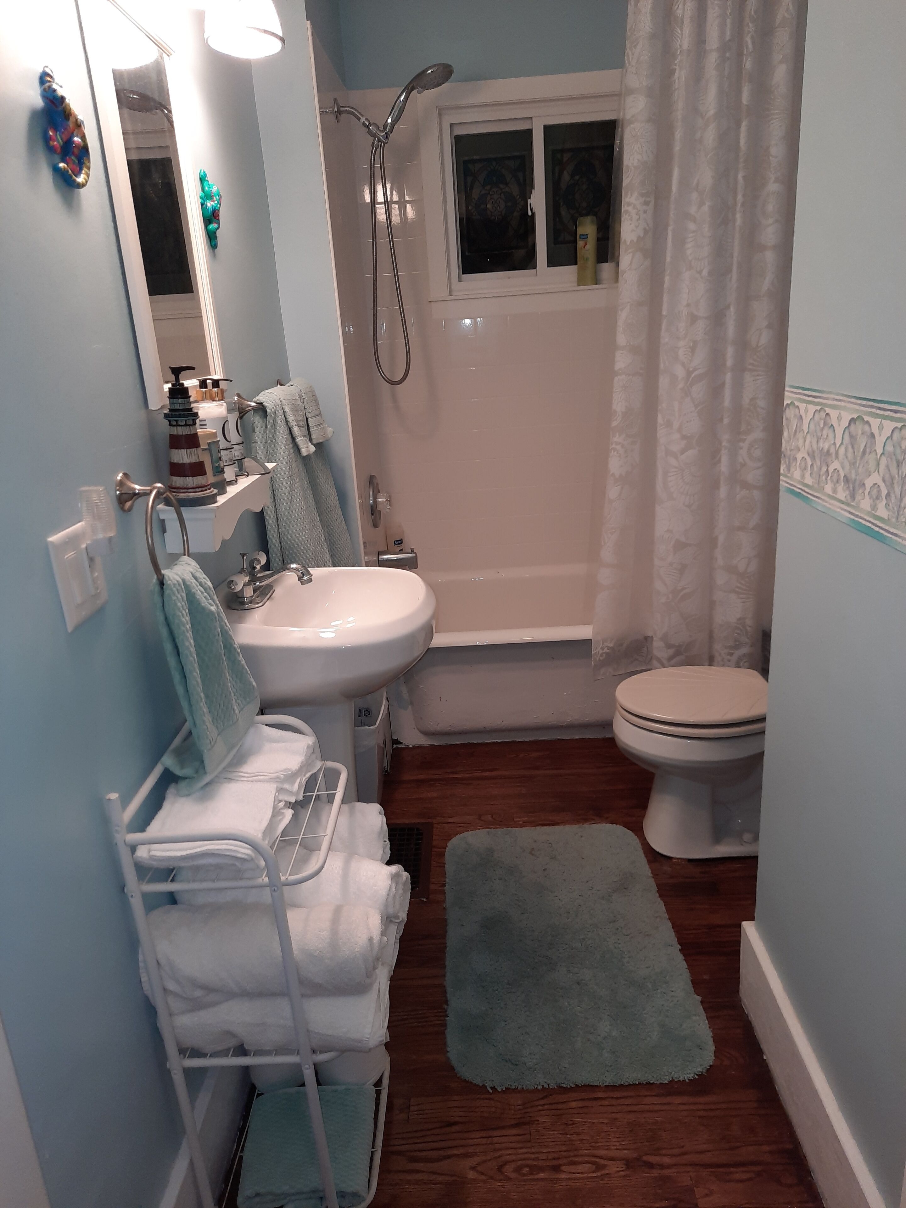 Fisherman friendly 1 mile from Jet Express, boat parking , fish cleaning table