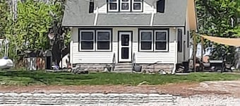 4-bedroom a short drive to the beaches, fishing, boat, jet express to Put In Bay