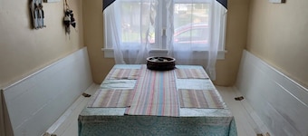 4-bedroom a short drive to the beaches, fishing, boat, jet express to Put In Bay