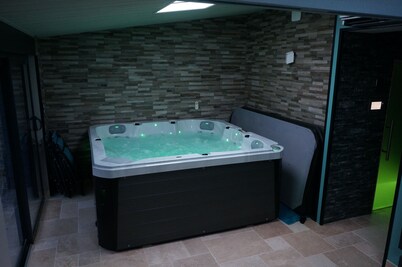 Relaxation and well-being stay in the heart of Berry with Jacuzzi and  Hammam
