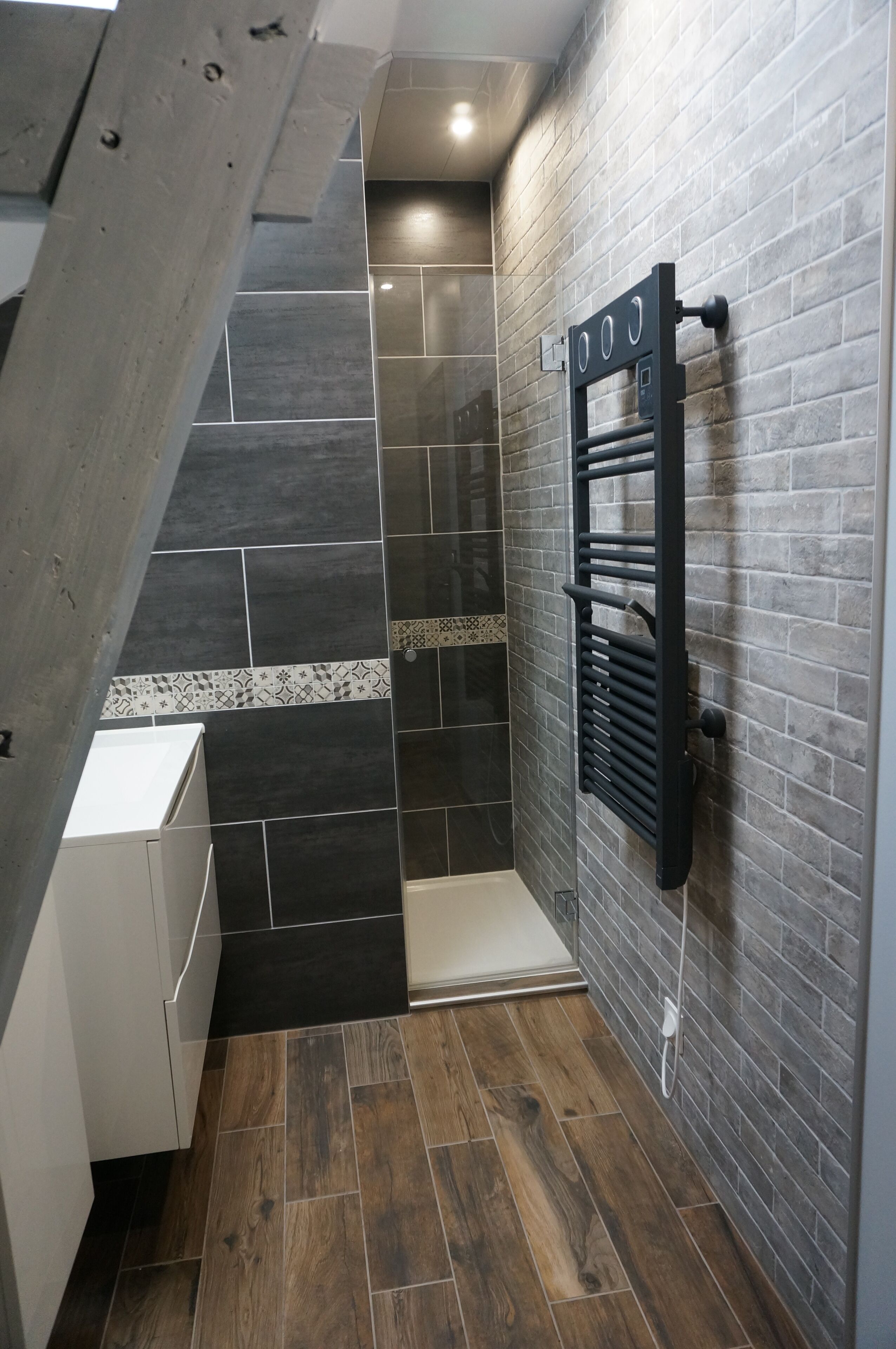 Een douche, een haardroger, handdoeken, toiletpapier