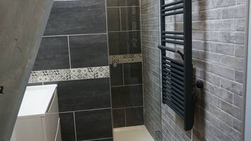 Een douche, een haardroger, handdoeken, toiletpapier