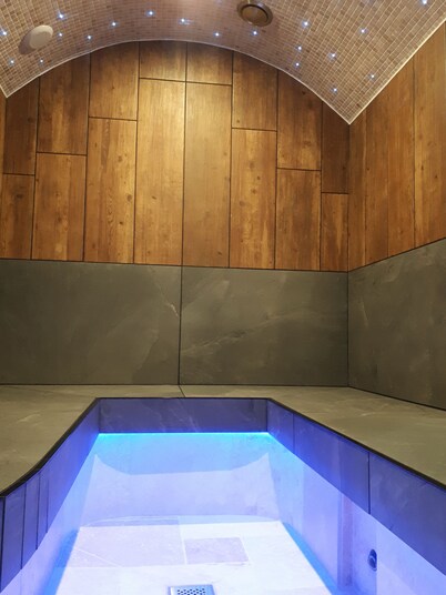 Relaxation and well-being stay in the heart of Berry with Jacuzzi and  Hammam