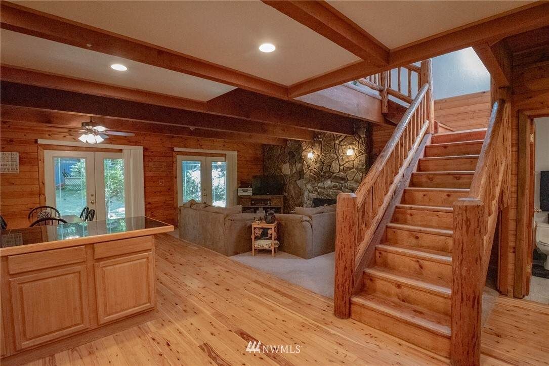 Beautiful home with a cabin feel at Lake Cushman