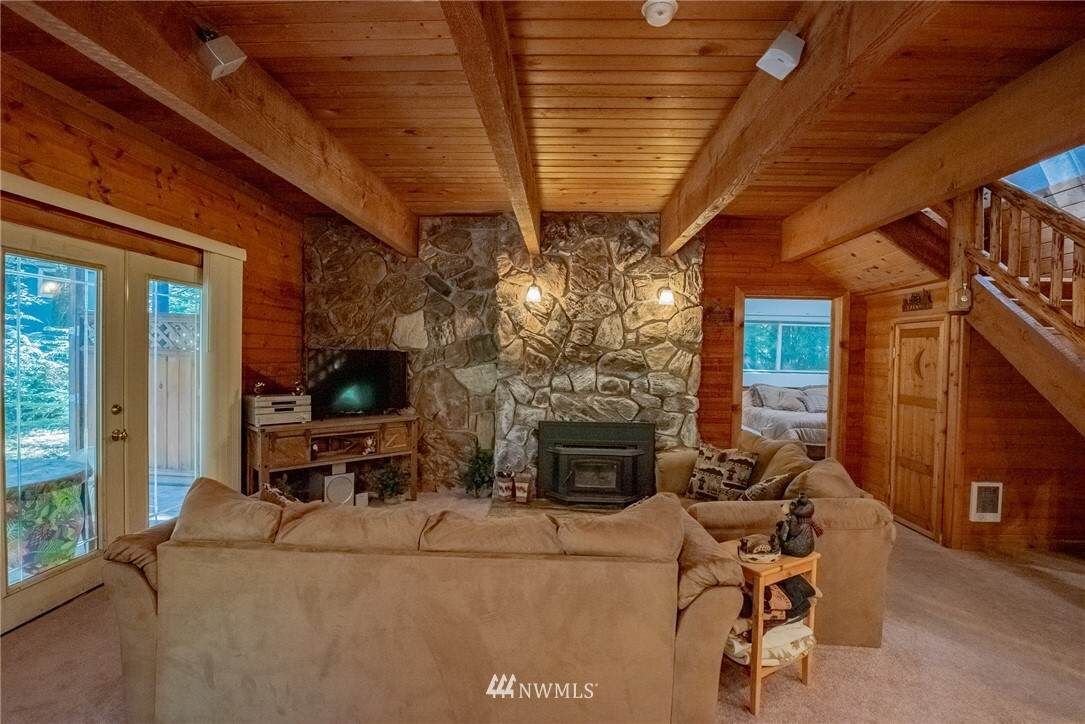 Beautiful home with a cabin feel at Lake Cushman