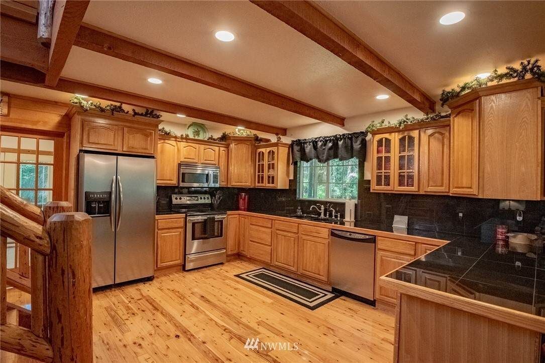 Beautiful home with a cabin feel at Lake Cushman