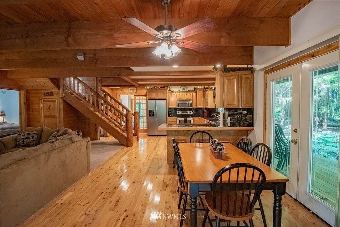 Beautiful home with a cabin feel at Lake Cushman