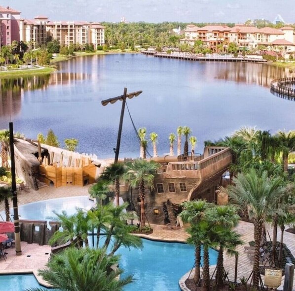 Alberca al aire libre y alberca climatizada