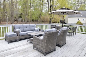 Outdoor dining - Seashell Cove-5 Minutes Walk to Water (Jamestown)