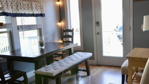 Una habitación acogedora con techo de madera, un banco, una mesa y una silla.