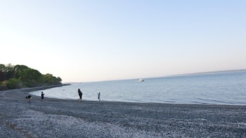 Beach nearby, sun-loungers, beach towels