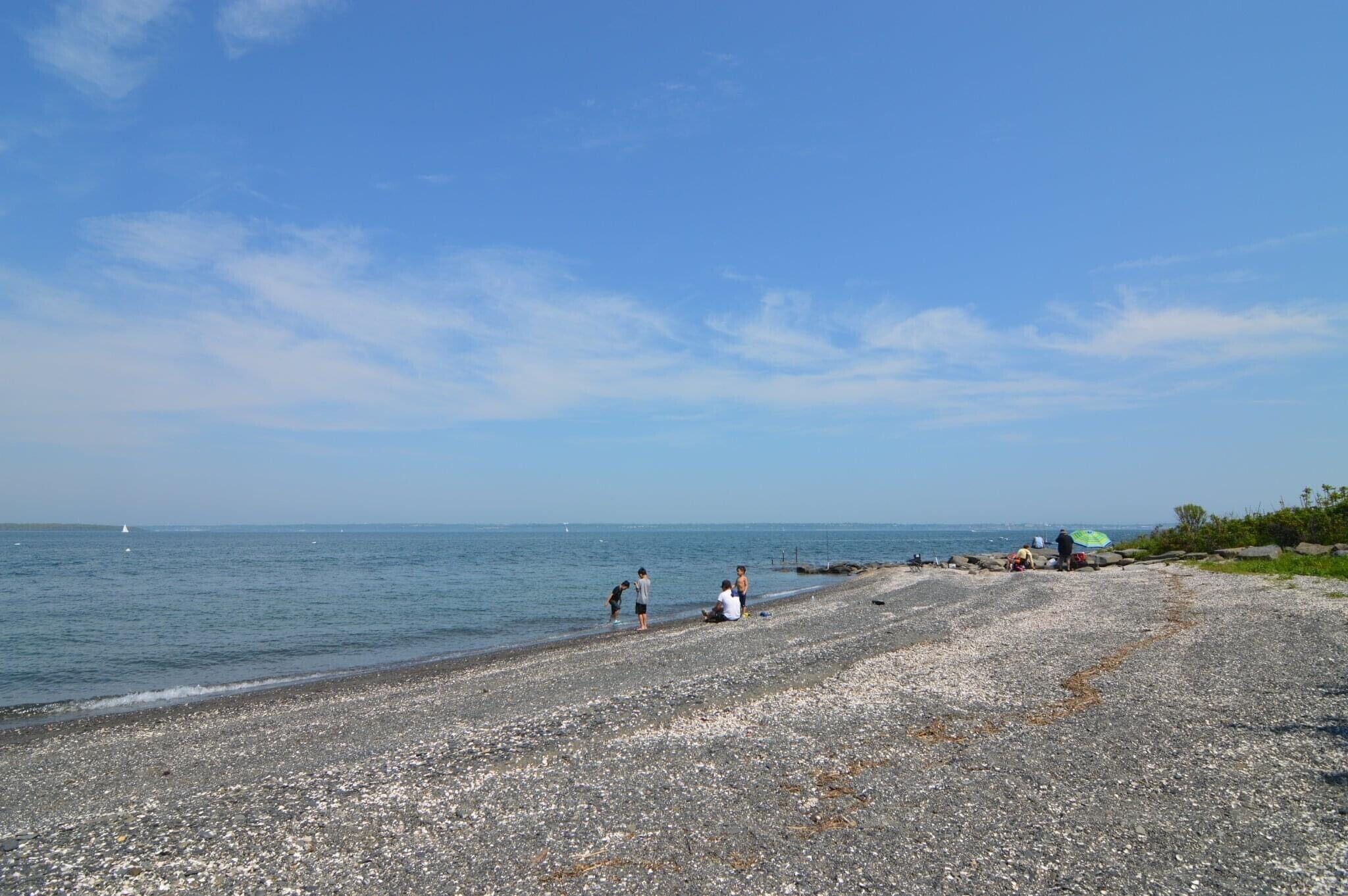 Plage à proximité, chaises longues, serviettes de plage