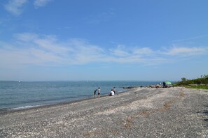 Beach nearby, sun-loungers, beach towels