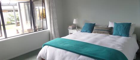 4 bedrooms, iron/ironing board, WiFi, bed sheets