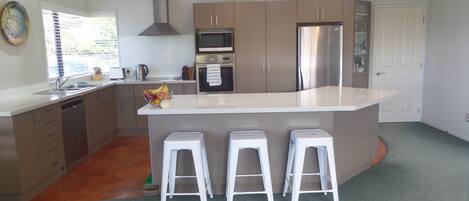 Geladeira, micro-ondas, fogão, cooktop