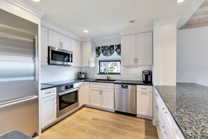 Kjøleskap, mikrobølgeovn, ovn og kokeplater