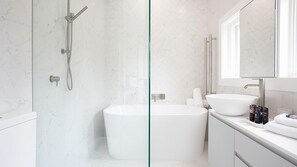 Secador de pelo, toallas, shampoo