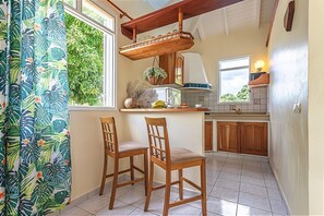 Réfrigérateur, micro-ondes, plaque de cuisson, lave-vaisselle