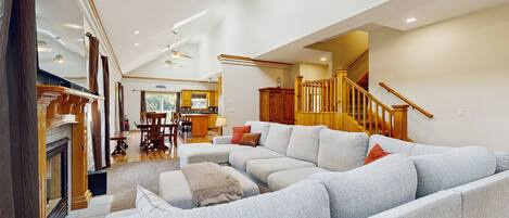 Télévision, cheminée, lecteur de DVD, livres