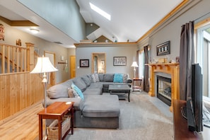 TV, fireplace, DVD player, books