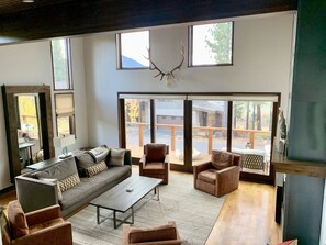 Smart-TV, Kamin, Stereoanlage