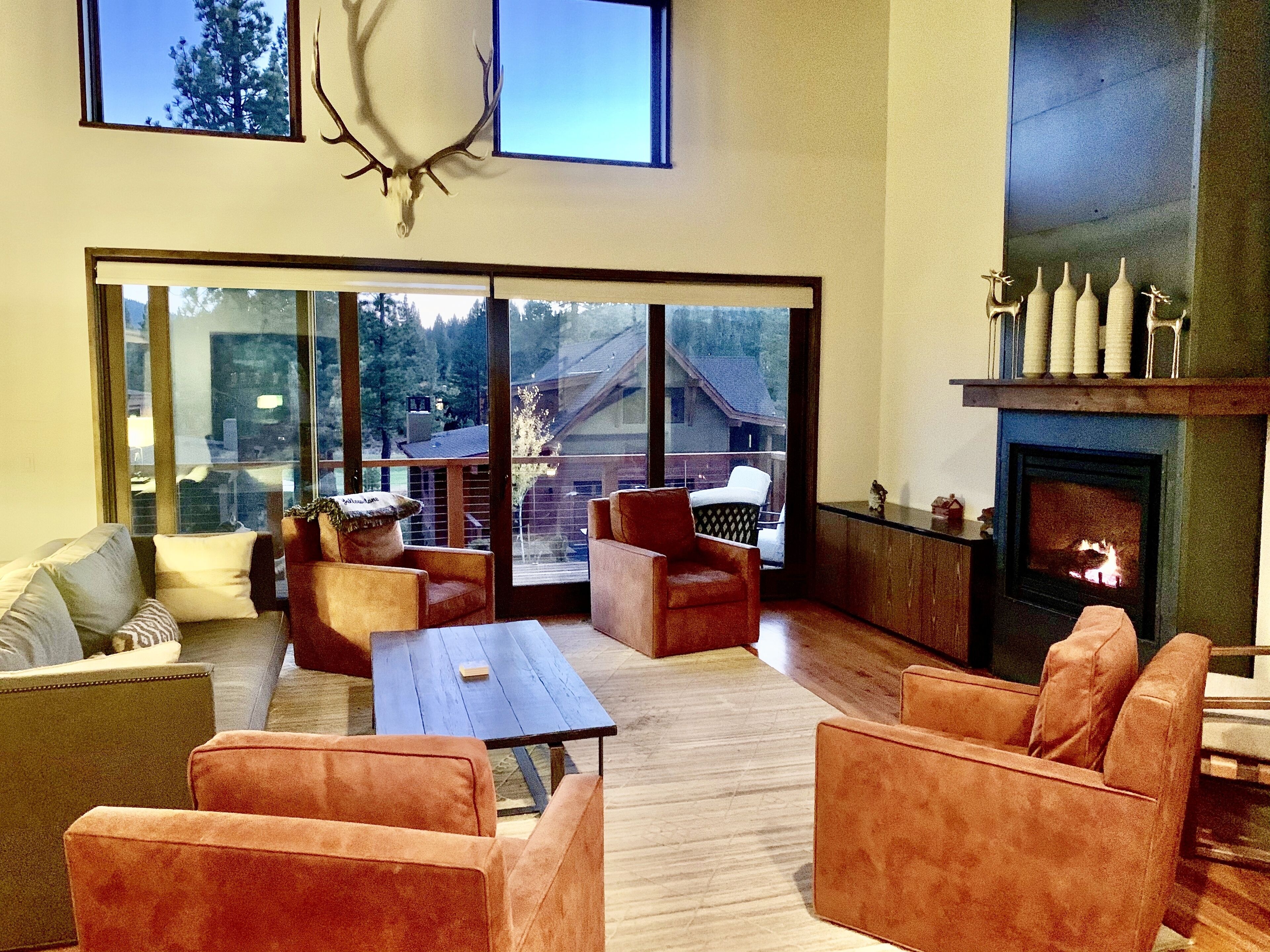 Een smart-tv, een open haard en een stereo