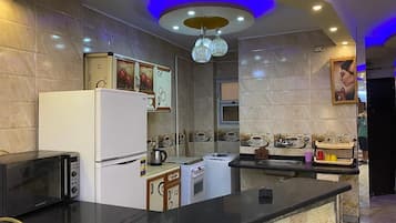 Refrigerador, parrilla de estufa y utensilios de cocina