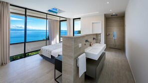 Badewanne, kostenlose Toilettenartikel, Haartrockner, Bademäntel
