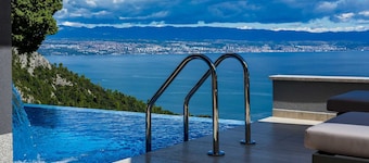 Award Design 2-bedroom Villa: heated pool & spa