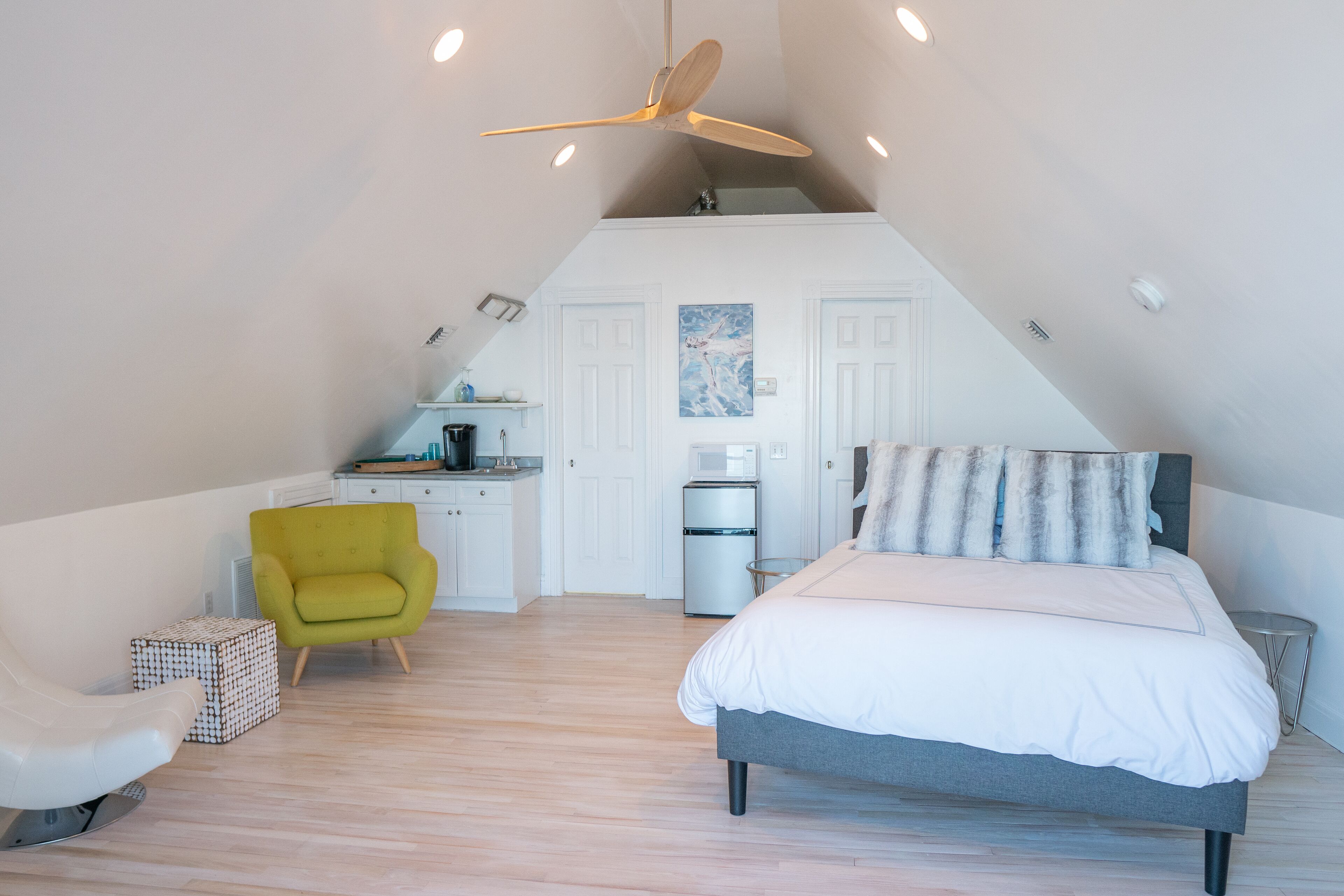 Amazing Waterfront Bungalow in the Hamptons with private entrance 