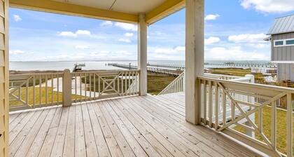 Rockport Bay Home- Private Lighted Pier: kayaks and kayak launch NO EXTRA FEES