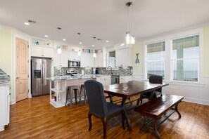 Dining - Rockport Bay Home- Private Lighted Pier: kayaks and kayak launch NO EXTRA FEES (Rockport)