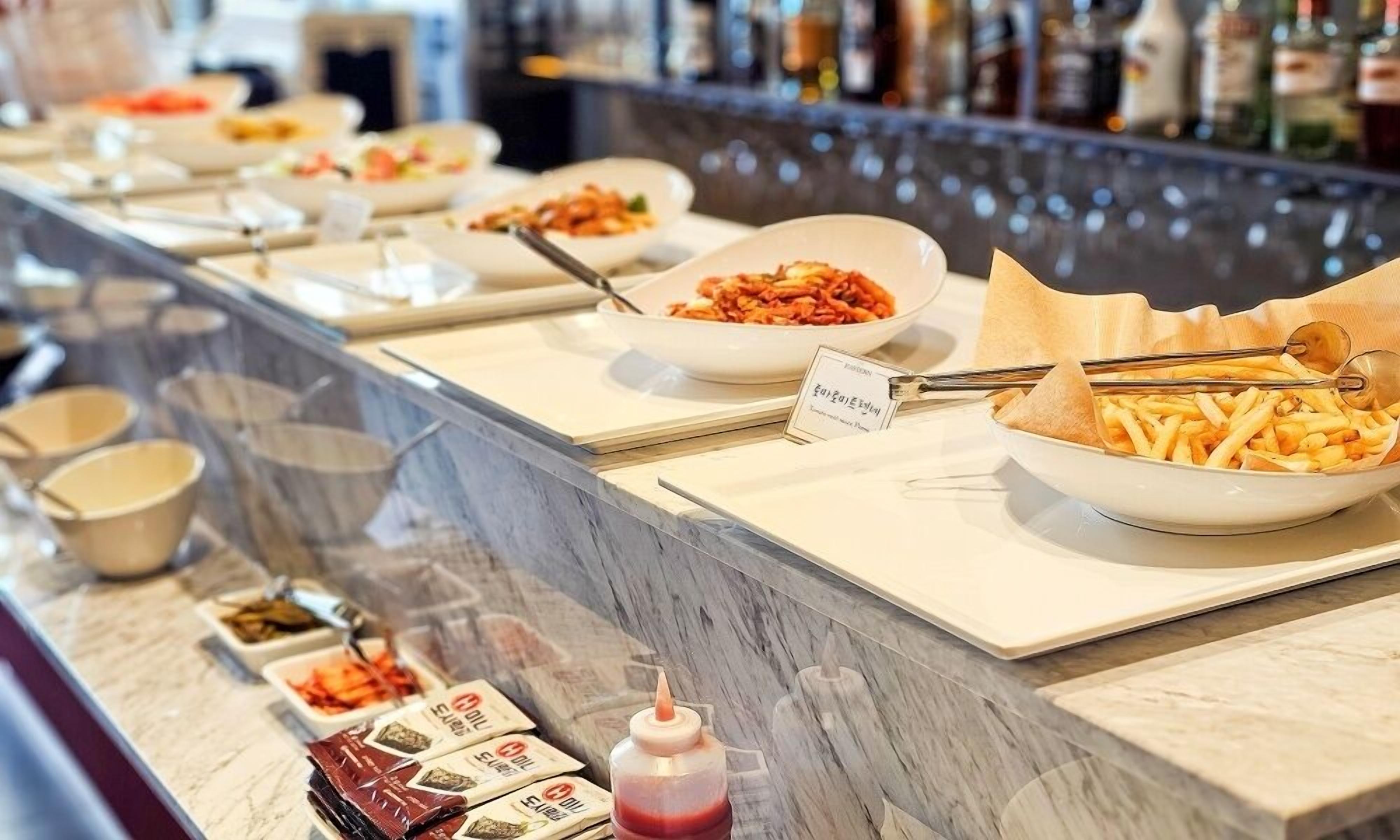 Una mesa de buffet con diversos platos y acompañamientos.