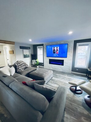 Smart-tv, eldstad och en stereo