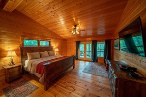 2 bedrooms, iron/ironing board, travel cot, free WiFi - Secluded Mtn View - 5 ACRES Private Cabin - Hot tub + Outdoor fireplace + Hiking (Cherry Log)