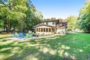 Exterior - Modern & Spacious Holland home with a hot tub, pool table, fire pit and more! (Holland)