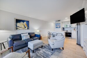 TV, offices - Gorgeous Bayview Residence on Captiva Island (Captiva)