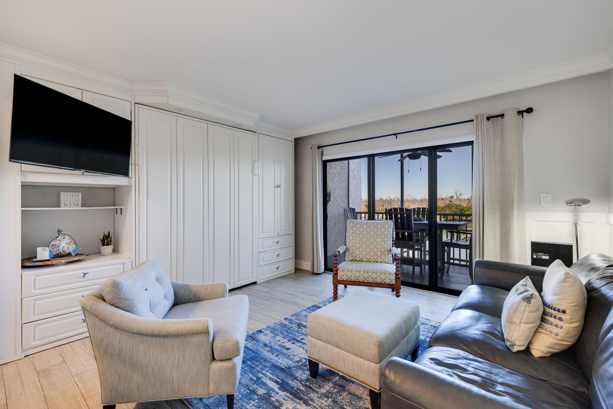 Una televisión, una oficina