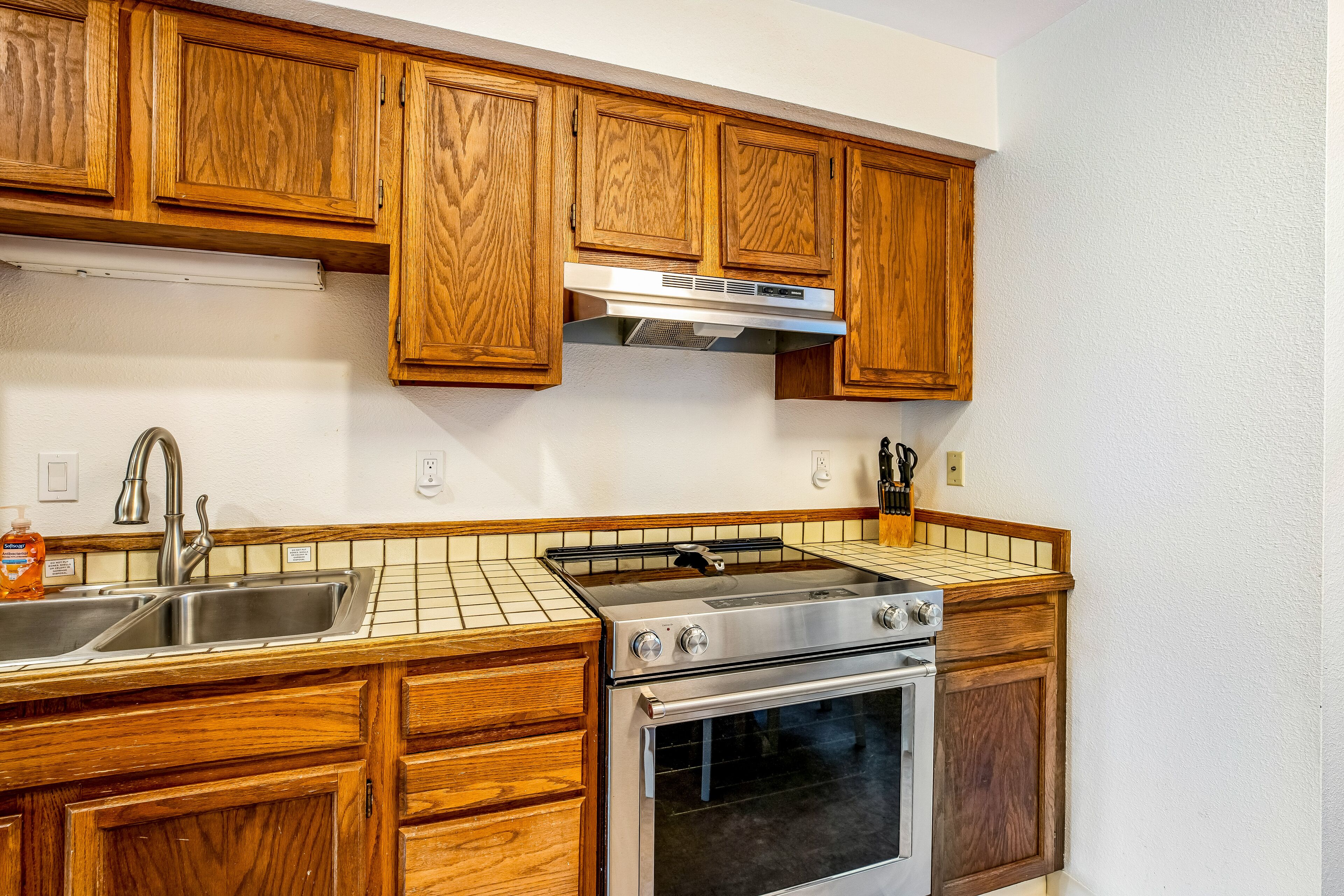 Inviting condo near beach and town with fireplace - great for whale watching!