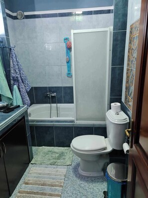 Haartrockner, Handtücher, Toilettenpapier