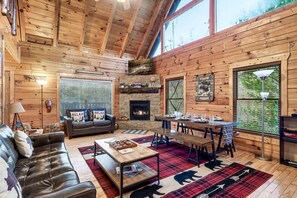 Interior - Buddy’s Mountain Hideaway (Sevierville)
