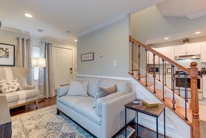 TV - Pristine Middleburg Home with 2 Bedrooms 1 Bath (Middleburg)