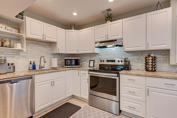 Refrigerador, microondas, horno y parrilla de estufa